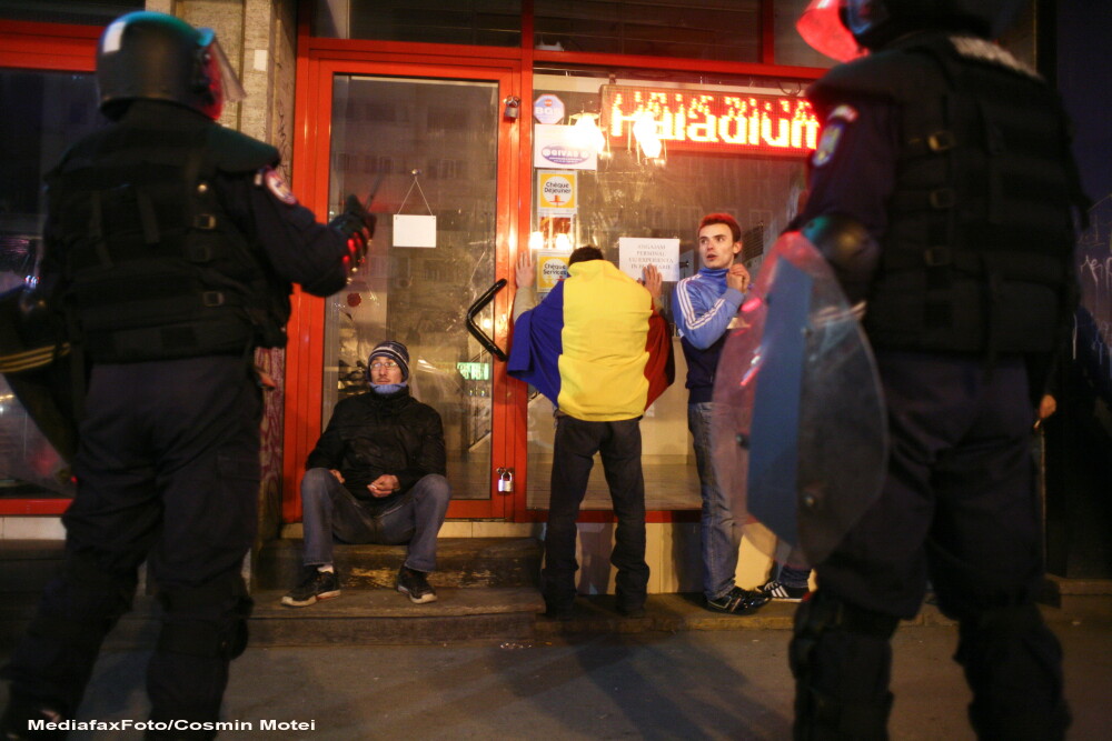 Perchezitii la protestul din Bucuresti: droguri, cutite, bastoane, pietre si un PISTOL. 113 retinuti - Imaginea 3