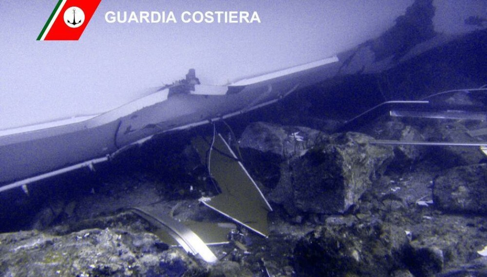 Paza de coasta italiana publica imagini in premiera cu vasul Costa Concordia sub apa. GALERIE FOTO - Imaginea 9