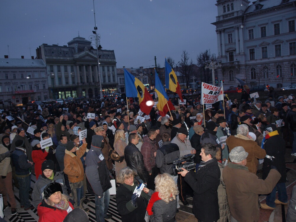 Peste 1.000 de oameni au protestat la Arad. Manifestantii i-au aratat Guvernului ciolanul - Imaginea 3