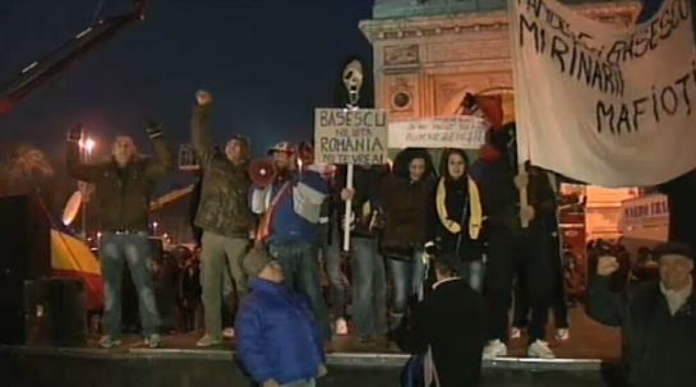 Romania in a 7-a zi de proteste. VIOLENTE in Piata Universitatii: 5 raniti si 40 de retineri. VIDEO - Imaginea 14