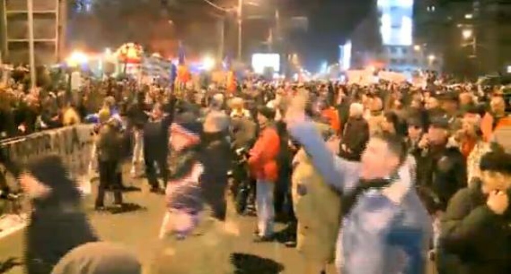Romania in a 7-a zi de proteste. VIOLENTE in Piata Universitatii: 5 raniti si 40 de retineri. VIDEO - Imaginea 17