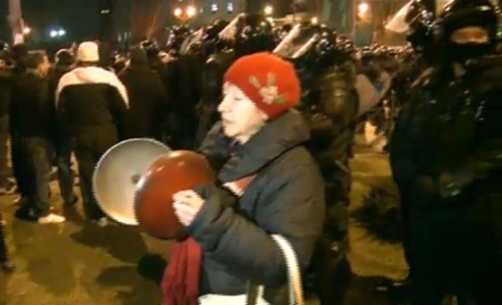 Romania in a 7-a zi de proteste. VIOLENTE in Piata Universitatii: 5 raniti si 40 de retineri. VIDEO - Imaginea 20
