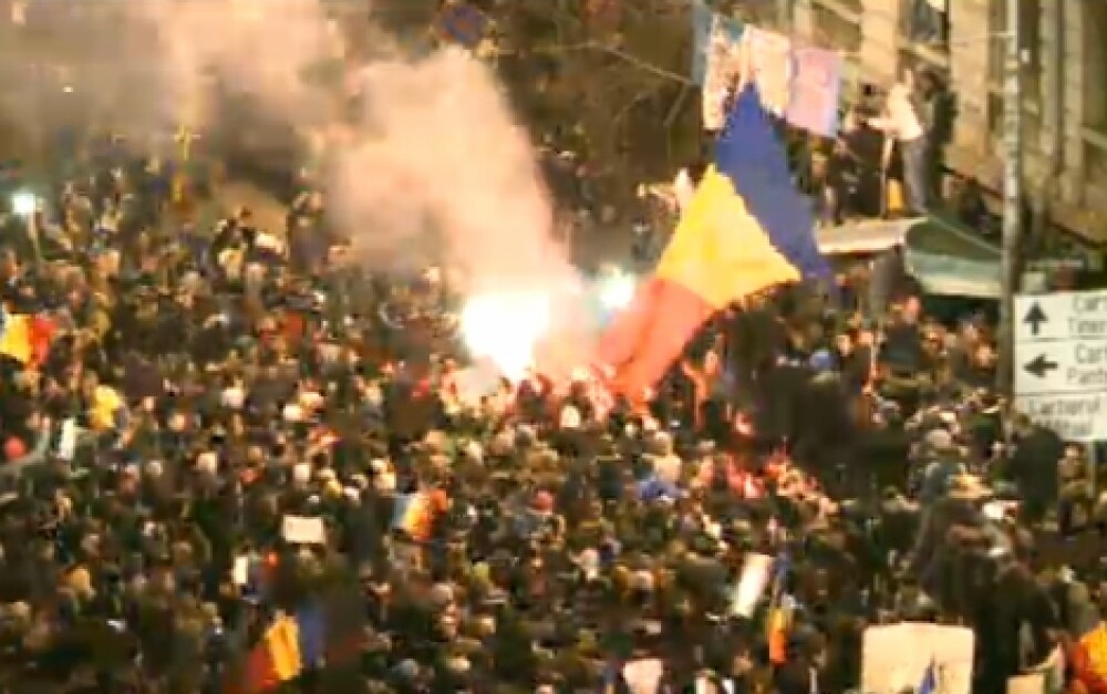 Romania in a 7-a zi de proteste. VIOLENTE in Piata Universitatii: 5 raniti si 40 de retineri. VIDEO - Imaginea 25