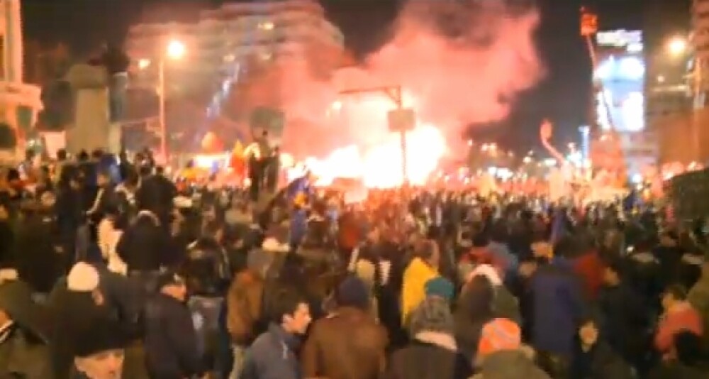 Romania in a 7-a zi de proteste. VIOLENTE in Piata Universitatii: 5 raniti si 40 de retineri. VIDEO - Imaginea 22
