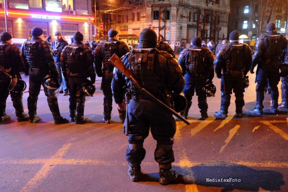 Romania in a 7-a zi de proteste. VIOLENTE in Piata Universitatii: 5 raniti si 40 de retineri. VIDEO - Imaginea 1