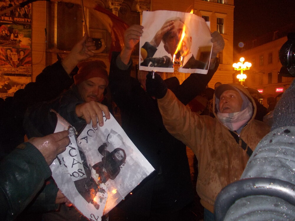 A zecea zi de proteste, incheiata. S-au ars fotografii si s-au scandat lozinci impotriva puterii - Imaginea 2