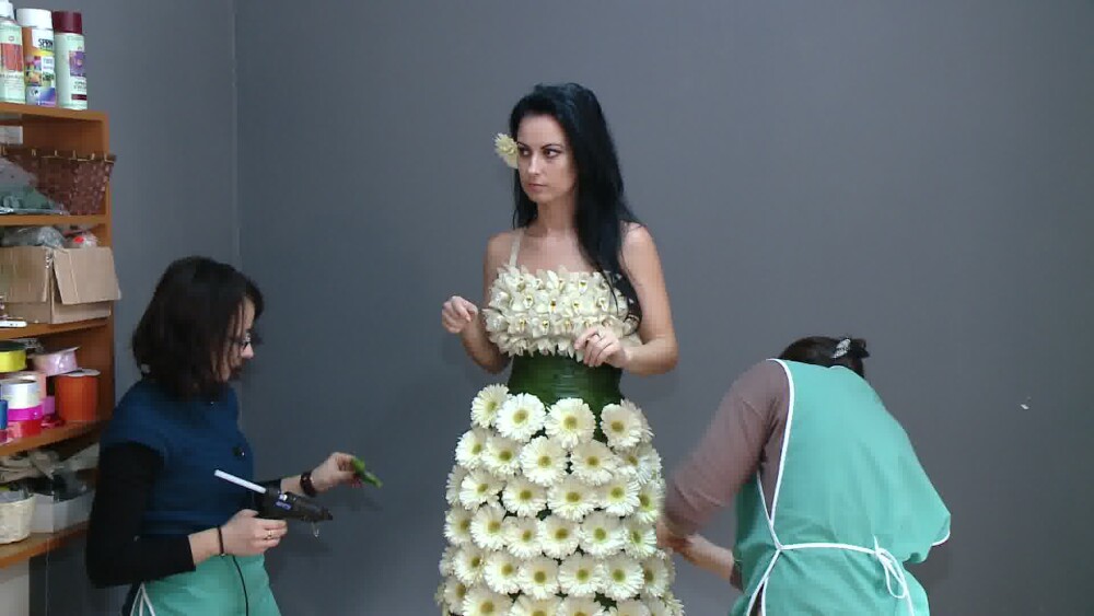 Premiera in Timisoara: au creat o rochie din 300 de flori naturale. Pretul ajunge si la 2000 de euro - Imaginea 1