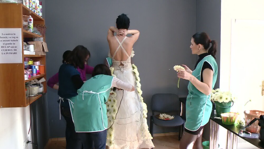 Premiera in Timisoara: au creat o rochie din 300 de flori naturale. Pretul ajunge si la 2000 de euro - Imaginea 2