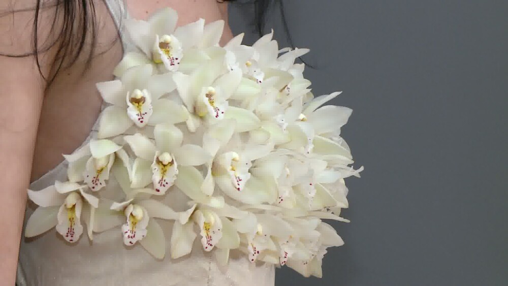 Premiera in Timisoara: au creat o rochie din 300 de flori naturale. Pretul ajunge si la 2000 de euro - Imaginea 4