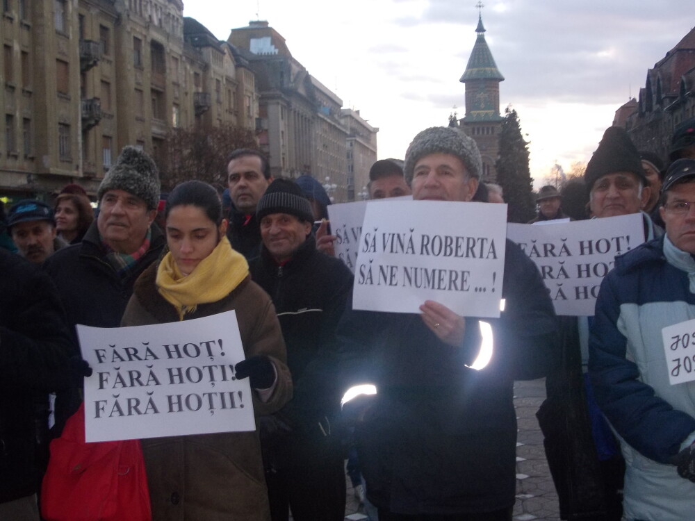 A noua zi de proteste la Timisoara. Zeci de nemultumiti au scandat in Piata Operei - Imaginea 3