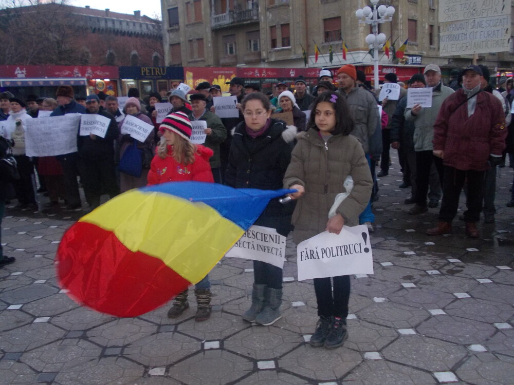 A noua zi de proteste la Timisoara. Zeci de nemultumiti au scandat in Piata Operei - Imaginea 4
