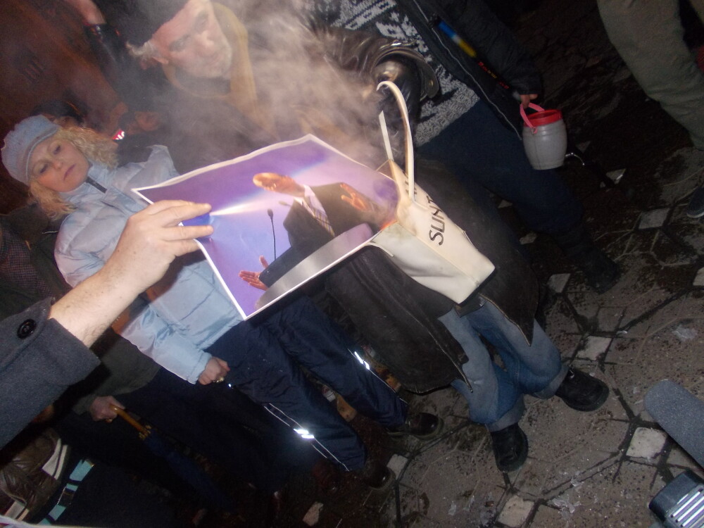 A zecea zi de proteste, incheiata. S-au ars fotografii si s-au scandat lozinci impotriva puterii - Imaginea 4