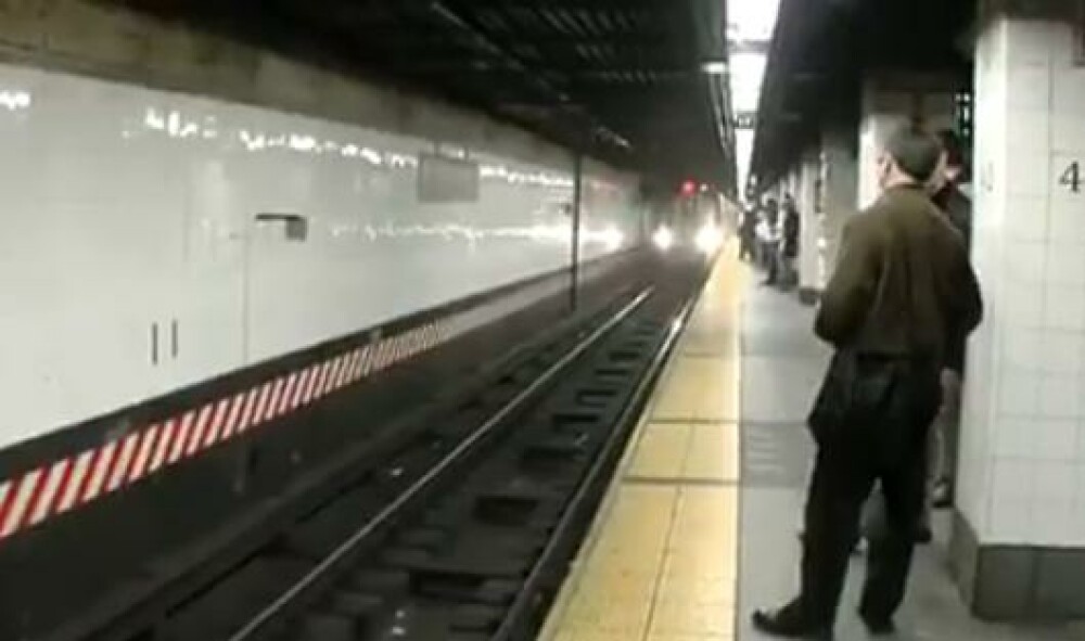Atac armat într-o stație de metrou din New York. Zece persoane au fost împușcate. FOTO - Imaginea 1