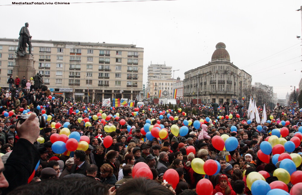 Mii de oameni au participat la manifestarile de la Iasi. Ponta si Antonescu au jucat Hora Unirii - Imaginea 4