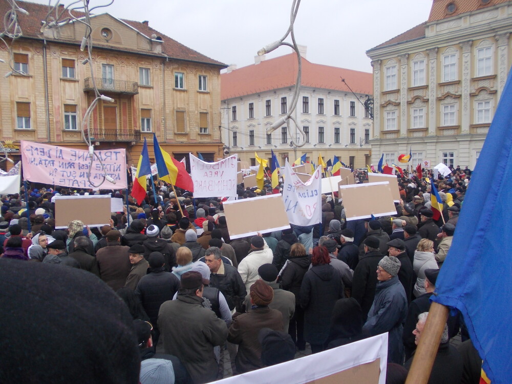 Peste 1.500 de oameni nemultumiti din intreg judetul au protestat la Timisoara - Imaginea 5