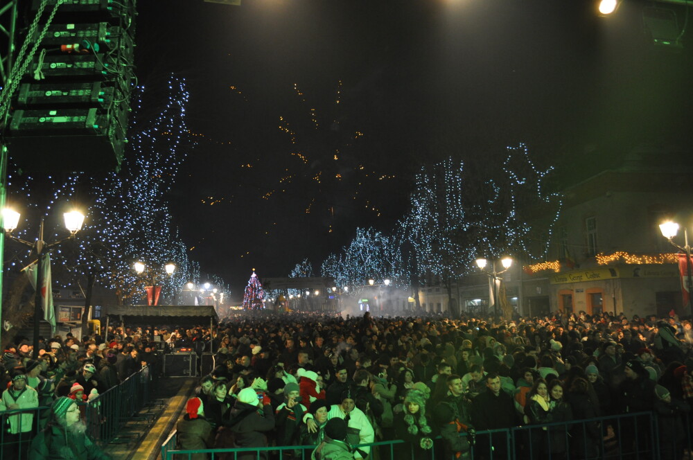 Peste 100.000 de romani au sarbatorit Revelionul in strada. Cele mai spectaculoase imagini de aseara - Imaginea 9