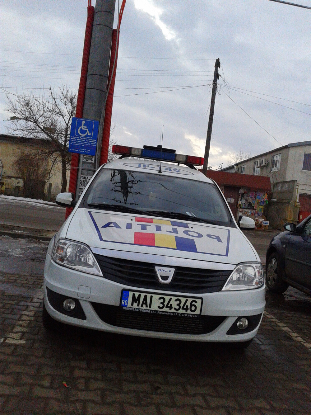 FOTO. Locul interzis in care a parcat soferul acestei masini de politie - Imaginea 3
