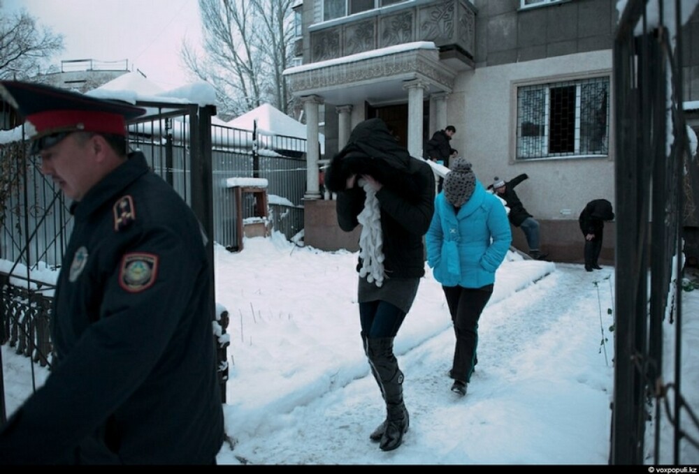 Imagini in premiera. Ce au descoperit politistii care au facut o razie intr-un bordel din Kazakhstan - Imaginea 7