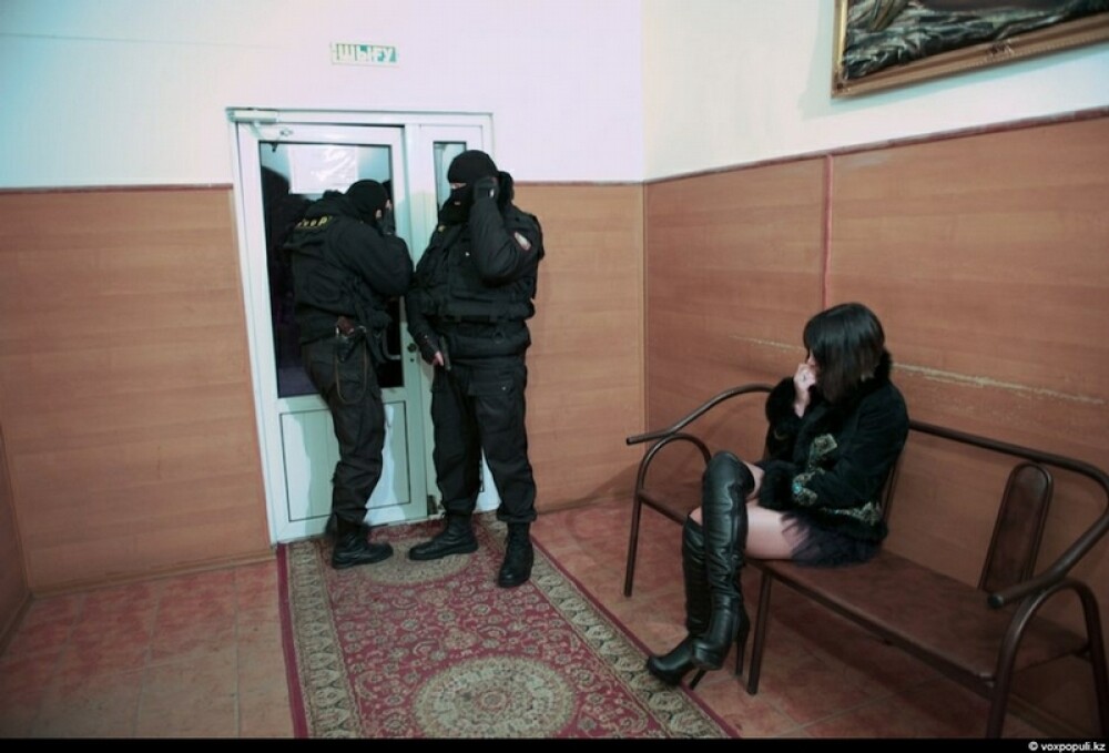 Imagini in premiera. Ce au descoperit politistii care au facut o razie intr-un bordel din Kazakhstan - Imaginea 8
