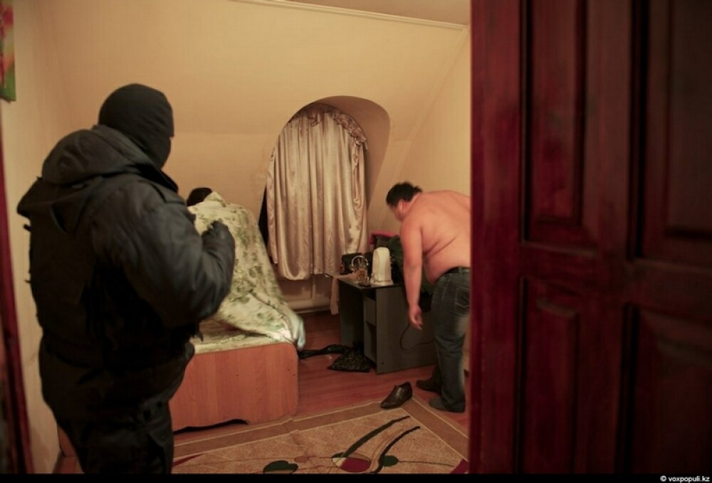 Imagini in premiera. Ce au descoperit politistii care au facut o razie intr-un bordel din Kazakhstan - Imaginea 11