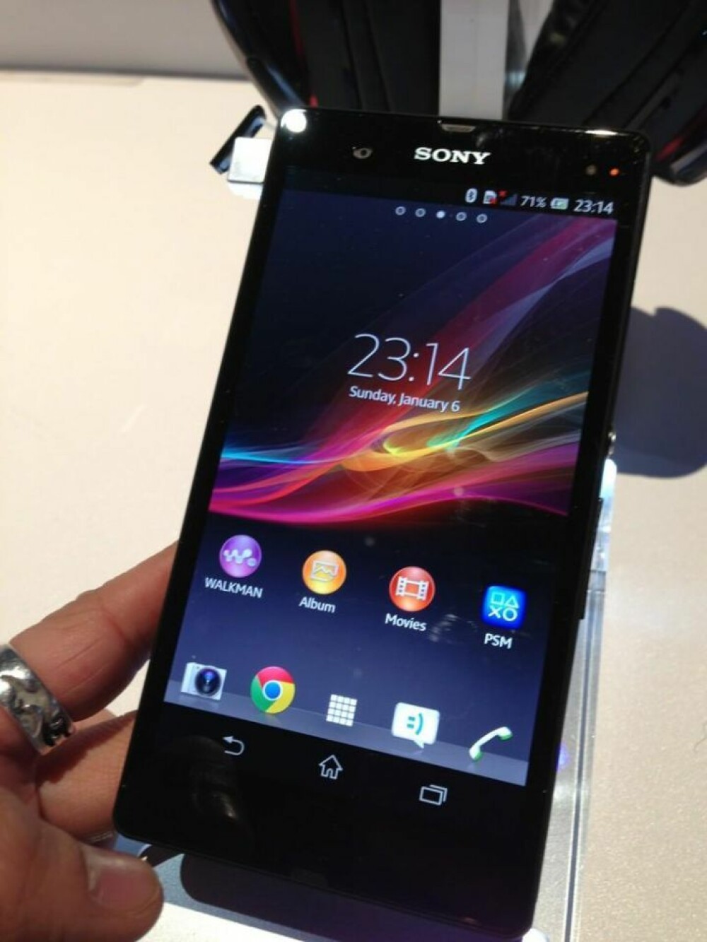 Primele imagini oficiale cu Sony Xperia Z la CES 2013, supertelefonul care se va bate cu iPhone 5 - Imaginea 2