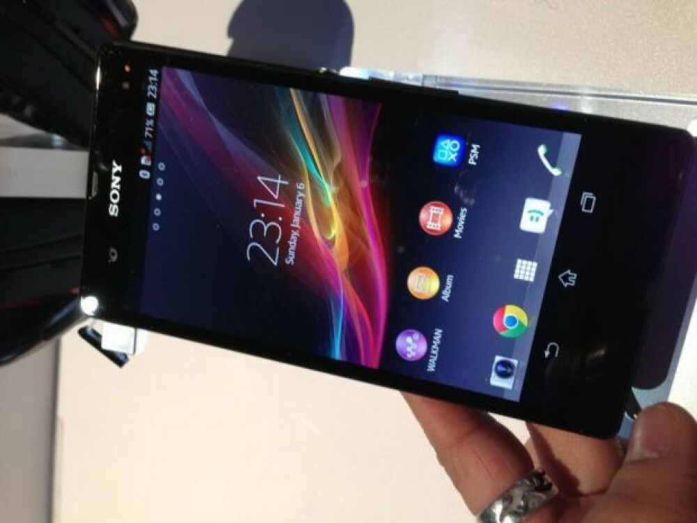 Primele imagini oficiale cu Sony Xperia Z la CES 2013, supertelefonul care se va bate cu iPhone 5 - Imaginea 3