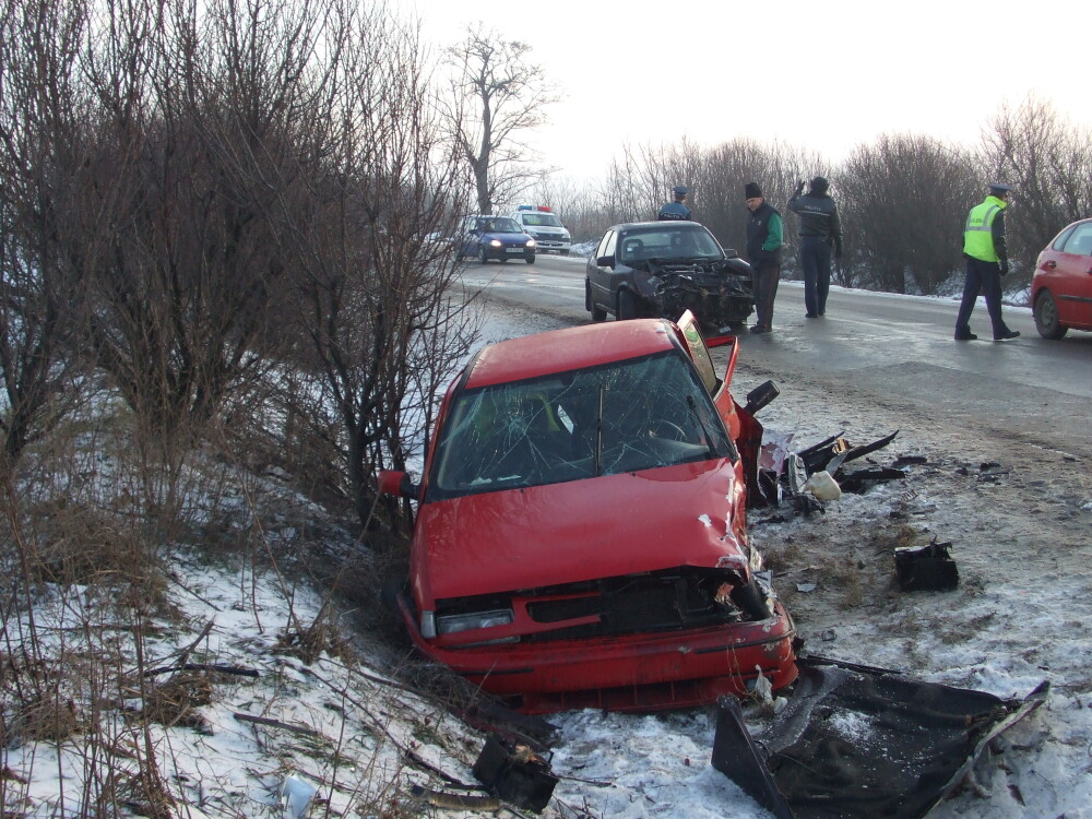 Drumurile ca de sticla fac victime in Arad. Doi barbati au ajuns la spital dupa un accident rutier - Imaginea 1