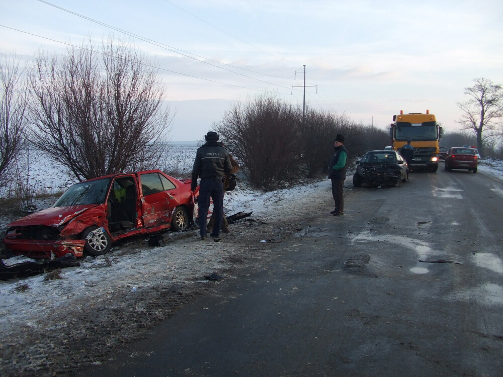 Drumurile ca de sticla fac victime in Arad. Doi barbati au ajuns la spital dupa un accident rutier - Imaginea 2