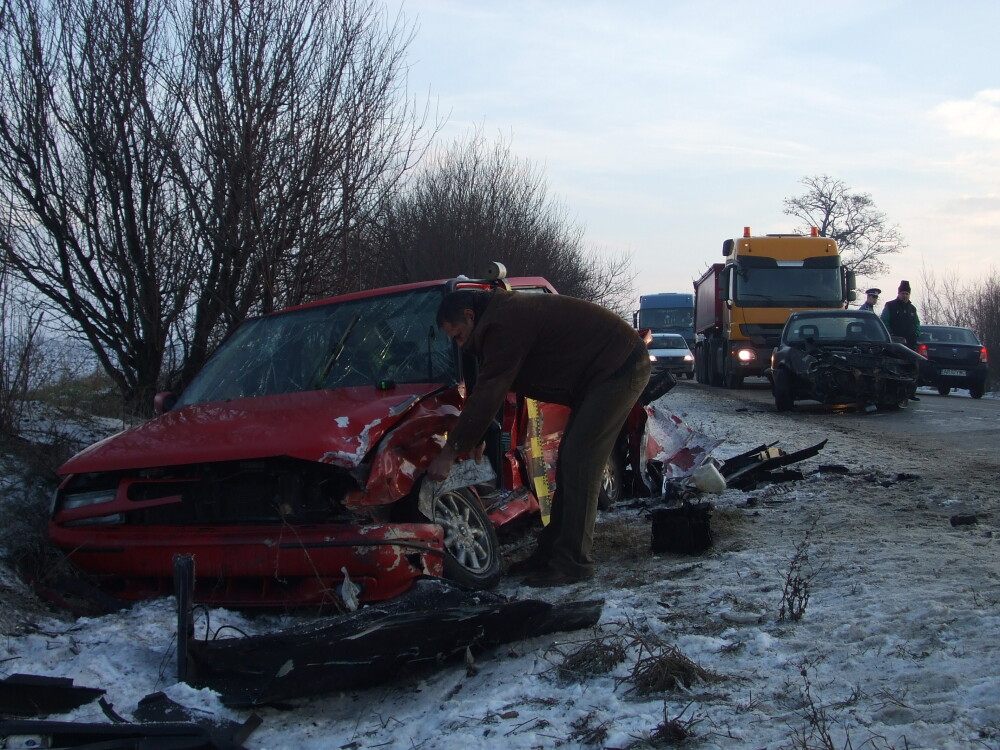 Drumurile ca de sticla fac victime in Arad. Doi barbati au ajuns la spital dupa un accident rutier - Imaginea 3