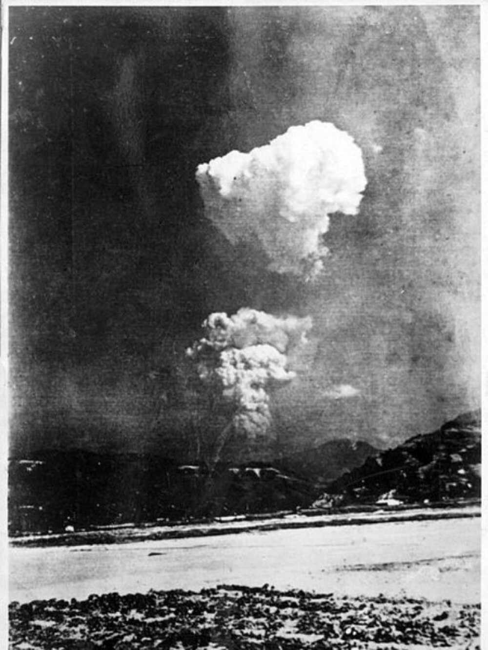69 de ani de la lansarea primei bombe atomice din istorie, la Hiroshima. Ce ar trebui sa invete omenirea din aceste imagini - Imaginea 6