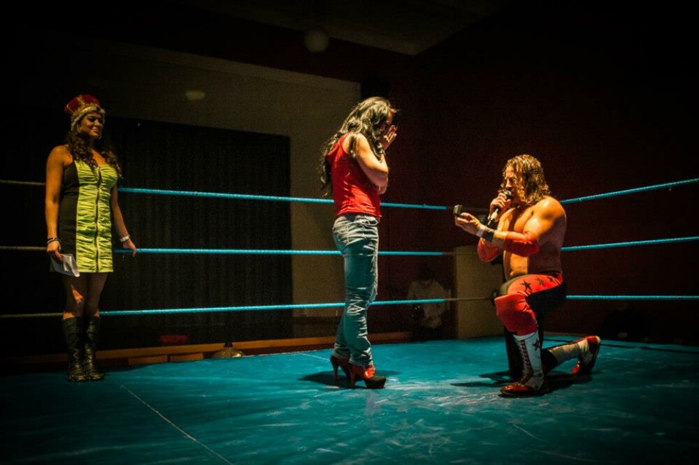 O romanca a fost ceruta de sotie intr-un ring de wrestling, imediat dupa finalul meciului - Imaginea 1