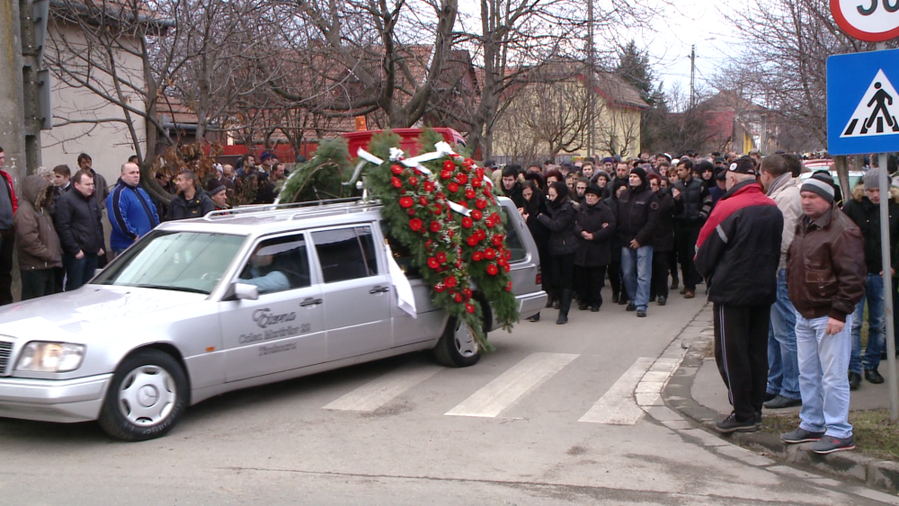 Taximetristul din Timisoara ucis cu mai multe lovituri de cutit a fost condus astazi pe ultimul drum - Imaginea 1