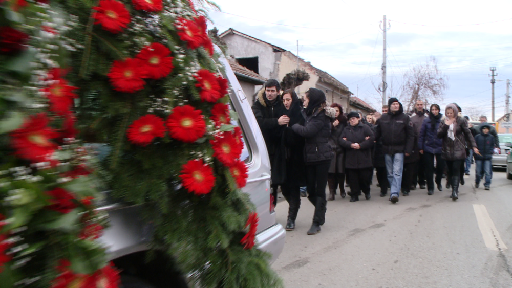 Taximetristul din Timisoara ucis cu mai multe lovituri de cutit a fost condus astazi pe ultimul drum - Imaginea 2