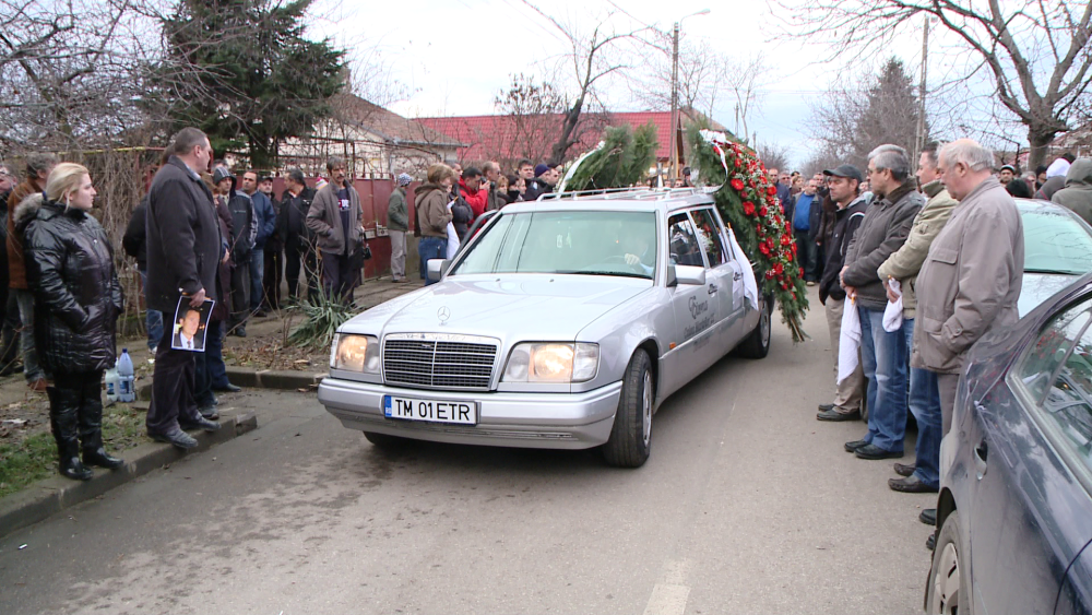 Taximetristul din Timisoara ucis cu mai multe lovituri de cutit a fost condus astazi pe ultimul drum - Imaginea 3