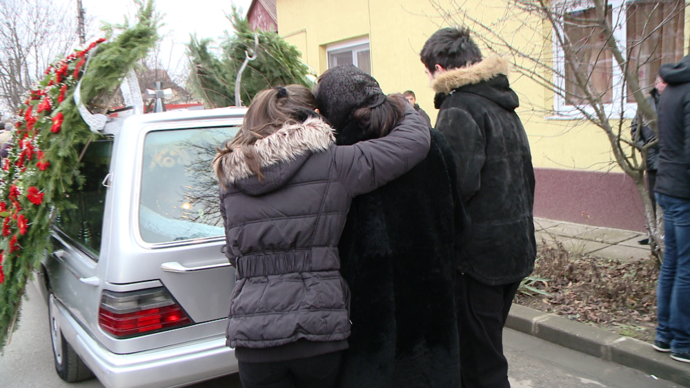 Taximetristul din Timisoara ucis cu mai multe lovituri de cutit a fost condus astazi pe ultimul drum - Imaginea 6