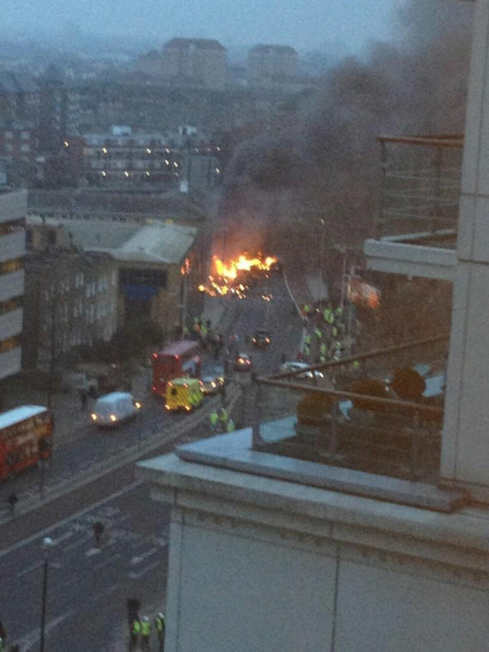 Un elicopter s-a prabusit in sudul Londrei. Cel putin doua persoane au murit. FOTO si VIDEO - Imaginea 2
