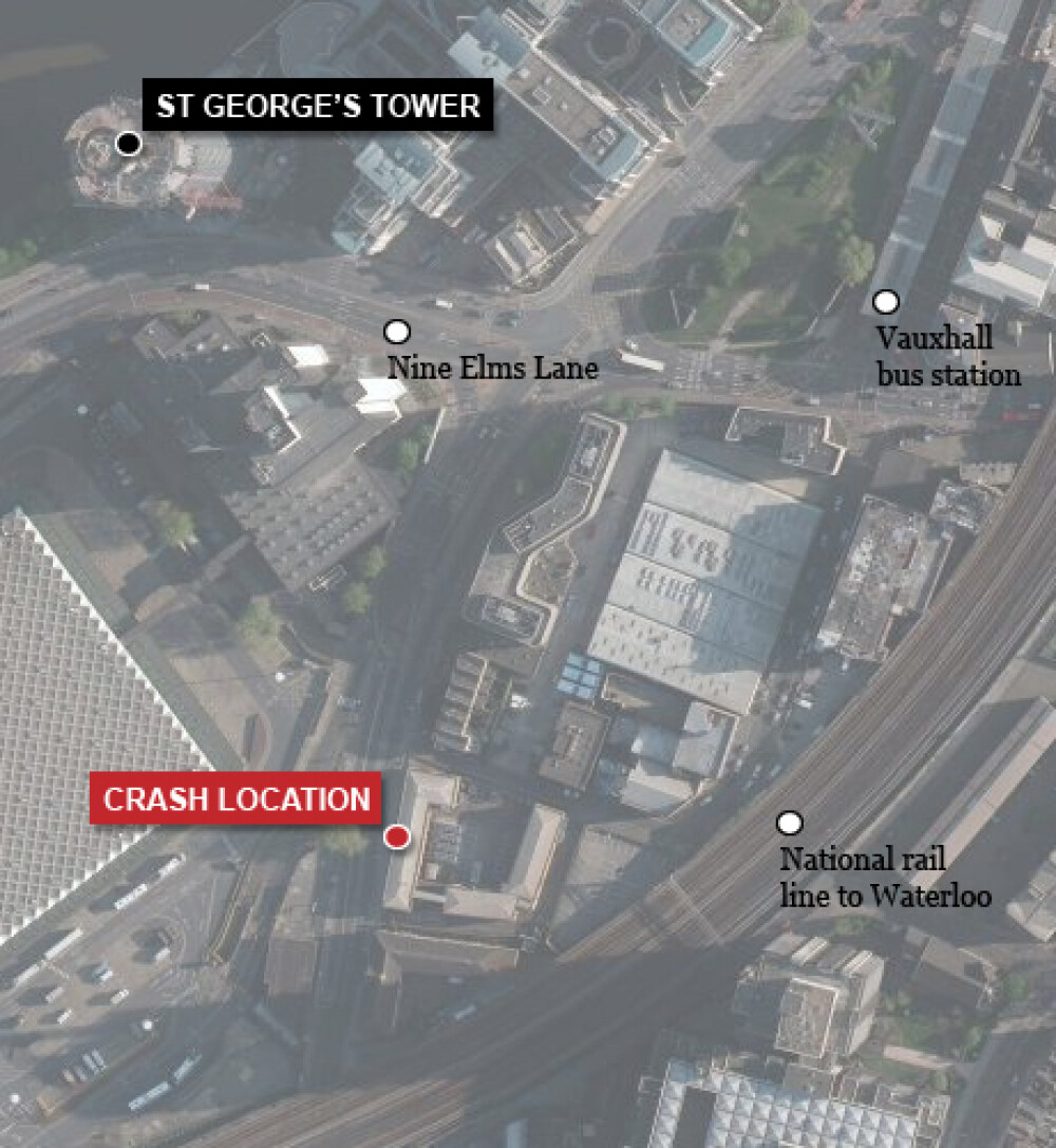 Un elicopter s-a prabusit in sudul Londrei. Cel putin doua persoane au murit. FOTO si VIDEO - Imaginea 5