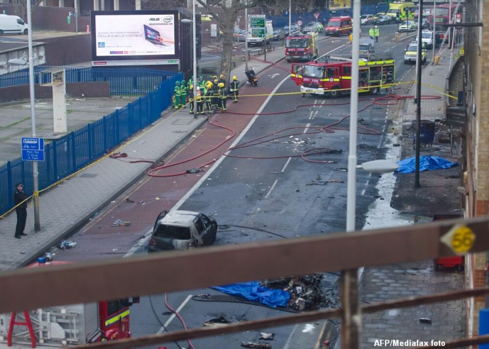 Un elicopter s-a prabusit in sudul Londrei. Cel putin doua persoane au murit. FOTO si VIDEO - Imaginea 6
