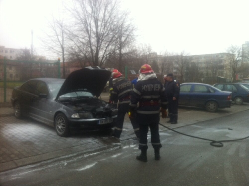 BMW cuprins de flacari, la Timisoara. Masina se afla intr-o parcare din zona Dacia - Imaginea 1