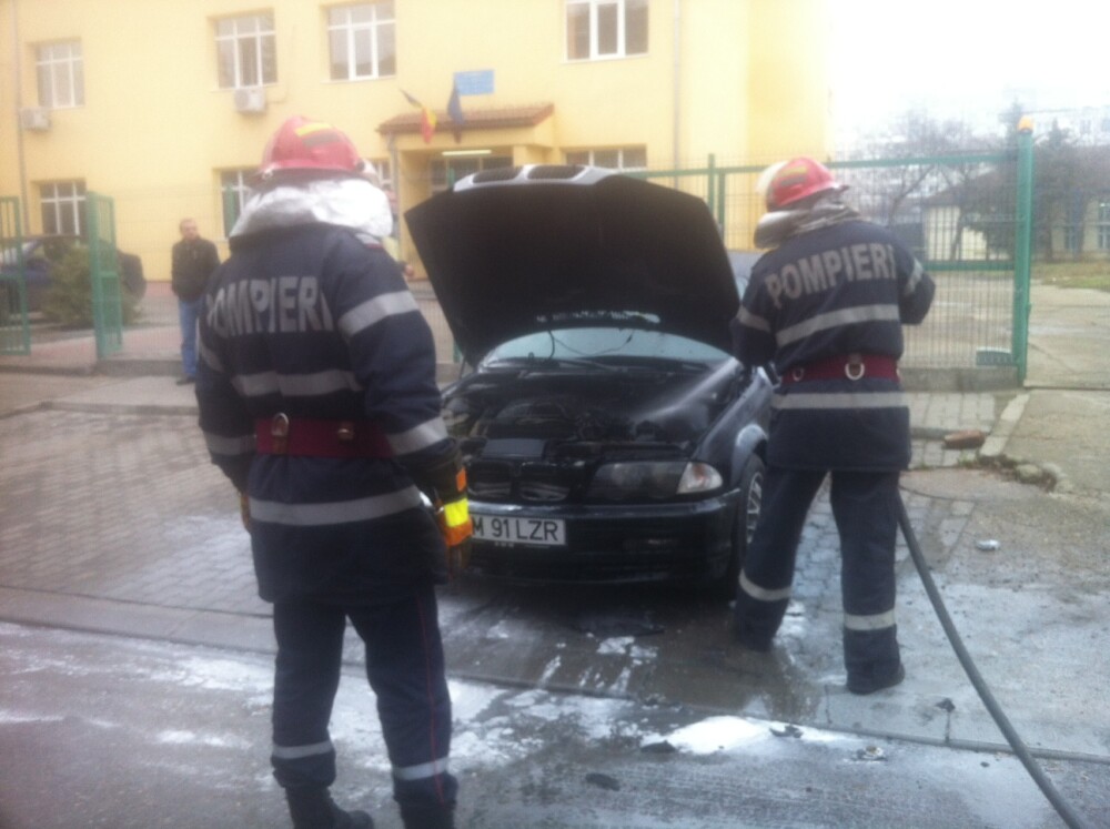 BMW cuprins de flacari, la Timisoara. Masina se afla intr-o parcare din zona Dacia - Imaginea 3