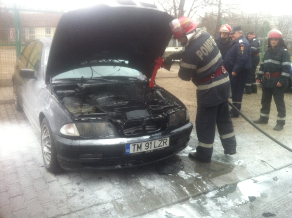 BMW cuprins de flacari, la Timisoara. Masina se afla intr-o parcare din zona Dacia - Imaginea 4