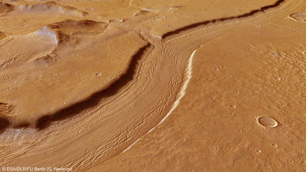 Fotografii spectaculoase cu albia unui fost rau de pe Marte, realizate de o sonda spatiala europeana - Imaginea 2