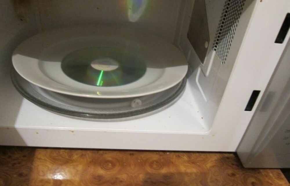 Ce se intampla cu un CD daca il introduci intr-un cuptor cu microunde - Imaginea 4