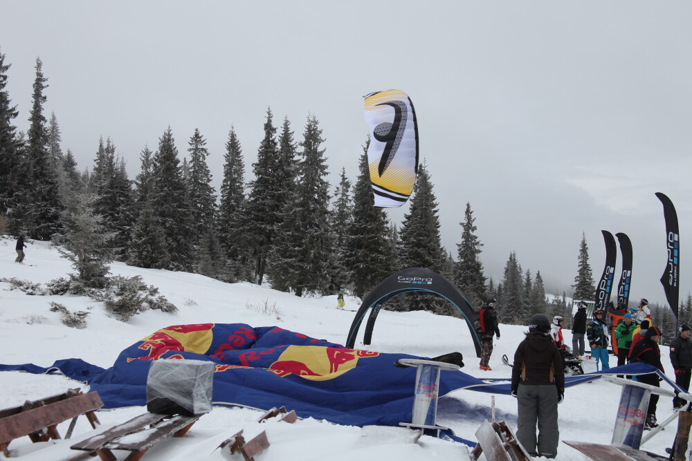 Zeci de tineri dependenti de adrenalina au facut spectacol la Transilvania Snowkite Festival - Imaginea 11