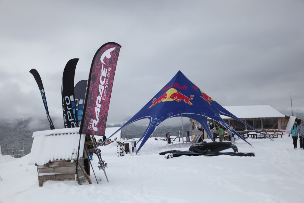 Zeci de tineri dependenti de adrenalina au facut spectacol la Transilvania Snowkite Festival - Imaginea 5
