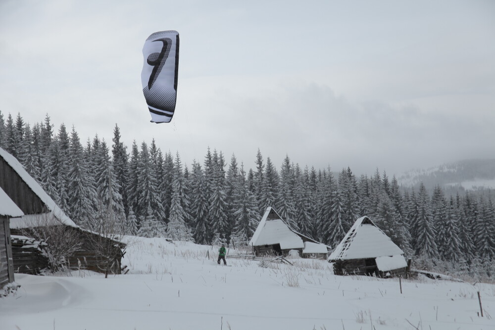 Zeci de tineri dependenti de adrenalina au facut spectacol la Transilvania Snowkite Festival - Imaginea 6