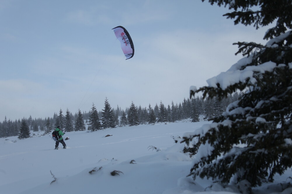 Zeci de tineri dependenti de adrenalina au facut spectacol la Transilvania Snowkite Festival - Imaginea 10