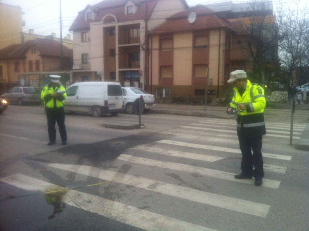 Doua masini s-au ciocnit la Timisoara, dupa ce, una dintre ele a incercat sa evite un pieton - Imaginea 1