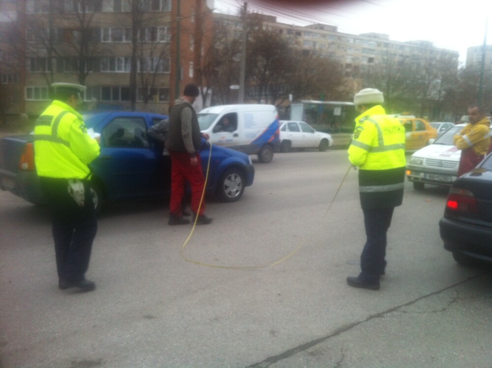 Doua masini s-au ciocnit la Timisoara, dupa ce, una dintre ele a incercat sa evite un pieton - Imaginea 4