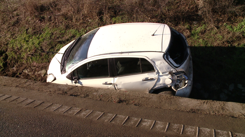 Accident cu o victima la intrarea in Ortisoara. Doua masini s-au ciocnit din cauza poleiului - Imaginea 1